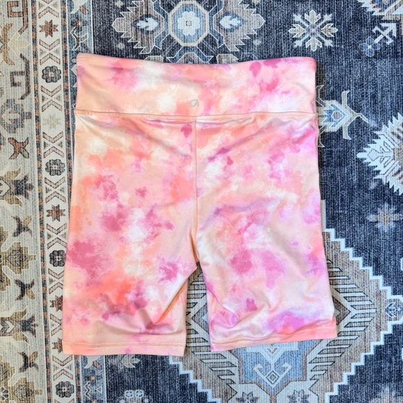 GapFit Women’s Pink Tie-Dye High Rise Biker Shorts Size Medium - Picture 3 of 8